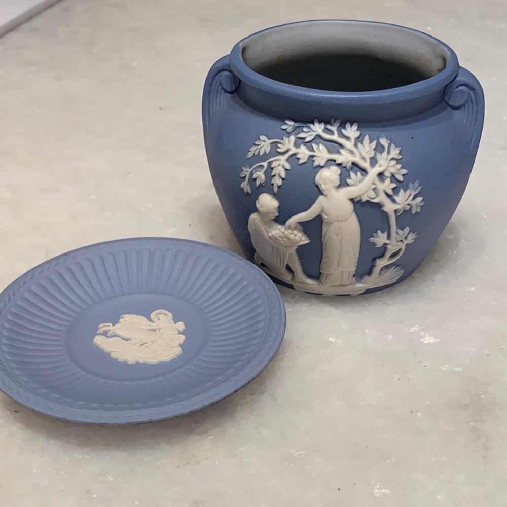 Two pieces vintage Wedgwood bowl & mini saucer / Wedgewood
